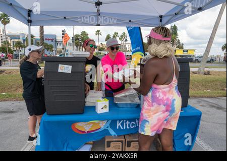 Largo, États-Unis. 04 octobre 2024. Des bénévoles de World Central Kitchen et de l’Armée du Salut fournissent des repas chauds et de l’eau aux survivants de l’ouragan Helene à Clearwater Beach, le 4 octobre 2024 à Largo, en Floride. Crédit : Liz Roll/FEMA/Alamy Live News Banque D'Images