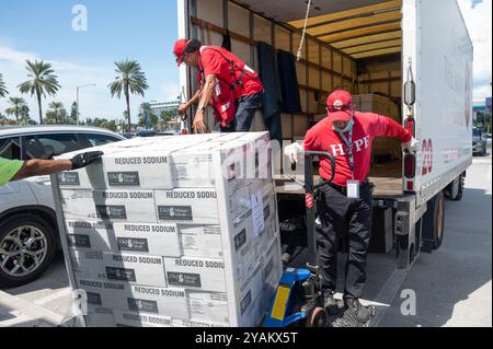 Largo, États-Unis. 04 octobre 2024. Des bénévoles de World Central Kitchen et de l’Armée du Salut déchargent des rations d’urgence pour les survivants à la suite de l’ouragan Helene à Clearwater Beach, le 4 octobre 2024 à Largo, en Floride. Crédit : Liz Roll/FEMA/Alamy Live News Banque D'Images