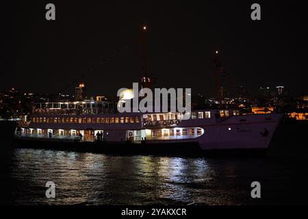 ISTANBUL, TURKIYE - 23 AVRIL 2024 : ferry transportant des personnes entre les côtés de la ville d'Istanbul Banque D'Images