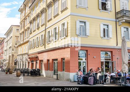 Trieste Italie, Riva del Mandracchio rue promenade front de mer, extérieur, immeubles résidentiels, Cremeria Marra Trieste, repas en plein air Banque D'Images