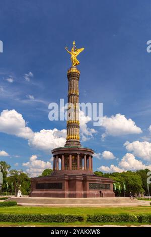 Colonne de la victoire à Tiergarten surmontée d'une statue dorée de Victoria par jour ensoleillé, Berlin, Allemagne Banque D'Images