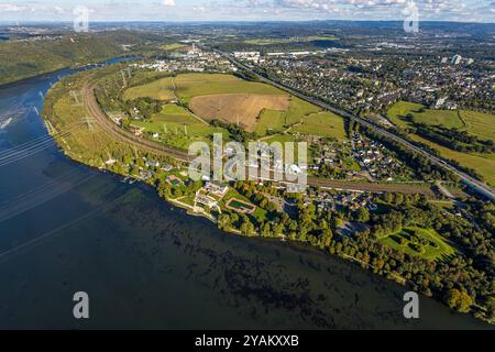 Luftbild, Hengsteysee und Hagen Boele, Bahngleise Hagen und Autobahn A1, Strandhaus Salitos Beach Hengsteysee mit Freibad Südufer, Fernsicht und blauer Himmel mit Wolken, Boele, Hagen, Ruhrgebiet, Nordrhein-Westfalen, Deutschland ACHTUNGxMINDESTHONORARx60xEURO *** vue aérienne, Hengsteysee et Hagen Boele, voies ferrées Hagen et autoroute A1, maison de plage Salitos Beach Hengsteysee avec piscine extérieure rive sud, vue lointaine et ciel bleu avec nuages, Boele, Hagen, région de la Ruhr, Rhénanie du Nord-Westphalie, Allemagne ATTENTIONxMINDESTHONORARx60xEURO Banque D'Images