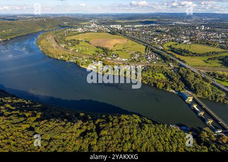 Luftbild, Hengsteysee und Hagen Boele, Bahngleise Hagen und Autobahn A1, Strandhaus Salitos Beach Hengsteysee mit Freibad Südufer, Fernsicht und blauer Himmel mit Wolken, Boele, Hagen, Ruhrgebiet, Nordrhein-Westfalen, Deutschland ACHTUNGxMINDESTHONORARx60xEURO *** vue aérienne, Hengsteysee et Hagen Boele, voies ferrées Hagen et autoroute A1, maison de plage Salitos Beach Hengsteysee avec piscine extérieure rive sud, vue lointaine et ciel bleu avec nuages, Boele, Hagen, région de la Ruhr, Rhénanie du Nord-Westphalie, Allemagne ATTENTIONxMINDESTHONORARx60xEURO Banque D'Images