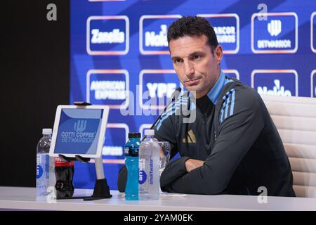 Buenos Aires, Argentine - 14 octobre 2024 : Lionel Scaloni, entraîneur de l'équipe nationale Argentine, tient une conférence de presse sur le terrain d'entraînement de l'équipe à Ezeiza. Scaloni s'est adressé aux médias avant les prochaines qualifications pour la Coupe du monde, discutant des préparatifs de l'équipe et de la disponibilité des joueurs, y compris le retour de Lionel Messi dans l'équipe. L'entraîneur a souligné l'importance de maintenir la concentration et la discipline alors que l'Argentine cherche à obtenir la qualification pour la Coupe du monde 2026. Photo : UNAR photo Banque D'Images