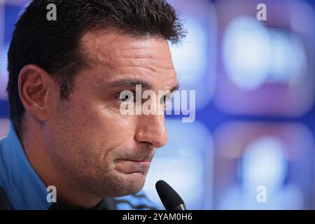 Buenos Aires, Argentine - 14 octobre 2024 : Lionel Scaloni, entraîneur de l'équipe nationale Argentine, tient une conférence de presse sur le terrain d'entraînement de l'équipe à Ezeiza. Scaloni s'est adressé aux médias avant les prochaines qualifications pour la Coupe du monde, discutant des préparatifs de l'équipe et de la disponibilité des joueurs, y compris le retour de Lionel Messi dans l'équipe. L'entraîneur a souligné l'importance de maintenir la concentration et la discipline alors que l'Argentine cherche à obtenir la qualification pour la Coupe du monde 2026. Photo : UNAR photo Banque D'Images