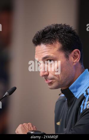 Buenos Aires, Argentine - 14 octobre 2024 : Lionel Scaloni, entraîneur de l'équipe nationale Argentine, tient une conférence de presse sur le terrain d'entraînement de l'équipe à Ezeiza. Scaloni s'est adressé aux médias avant les prochaines qualifications pour la Coupe du monde, discutant des préparatifs de l'équipe et de la disponibilité des joueurs, y compris le retour de Lionel Messi dans l'équipe. L'entraîneur a souligné l'importance de maintenir la concentration et la discipline alors que l'Argentine cherche à obtenir la qualification pour la Coupe du monde 2026. Photo : UNAR photo Banque D'Images