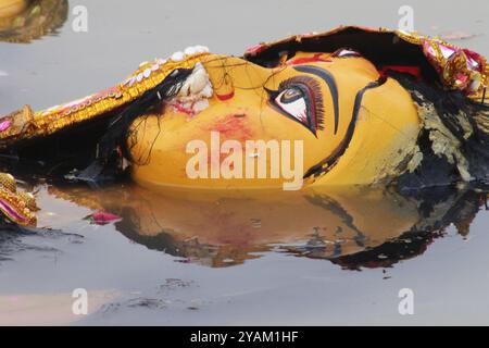 Kolkata, Inde. 13 octobre 2024. Une idole de la déesse hindoue Durga flotte le long du fleuve Gange après avoir été immergée pendant la cérémonie d'immersion de Durga Puja marquant le dernier jour des célébrations du festival Durga Puja. Le 13 octobre 2024 à Kolkata, Inde. (Photo de Dipa Chakraborty/ crédit : Eyepix Group/Alamy Live News Banque D'Images