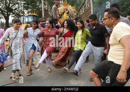 Kolkata, Inde. 13 octobre 2024. Les femmes dansent avec Dhunachi pendant la procession d'immersion de l'idole de la déesse Durga marquant le dernier jour des célébrations du festival Durga Puja. Le 13 octobre 2024 à Kolkata, Inde. (Photo de Dipa Chakraborty/ crédit : Eyepix Group/Alamy Live News Banque D'Images