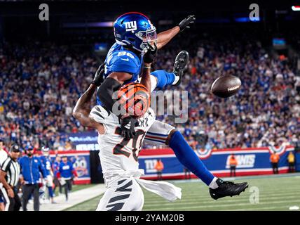 DJ Turner II (20 ans), cornerback des Cincinnati Bengals, est appelé à interférer avec le récepteur Wide des New York Giants Darius Slayton (86 ans) lors d'un match de la NFL au MetLife Stadium à East Rutherford, New Jersey, le dimanche 13 octobre 2024. Duncan Williams/CSM Banque D'Images