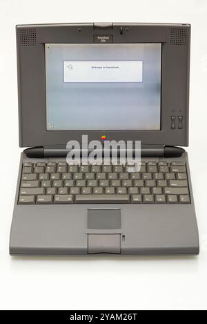 Vieux vintage Apple Mac Macintosh Powerbook modèle 520 C. ordinateur portable ancien. Date de présentation : 16 mai 1994. Abandonné le 16 septembre 1995. (141) Banque D'Images