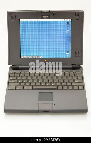 Vieux vintage Apple Mac Macintosh Powerbook modèle 520 C. ordinateur portable ancien. Date de présentation : 16 mai 1994. Abandonné le 16 septembre 1995. (141) Banque D'Images