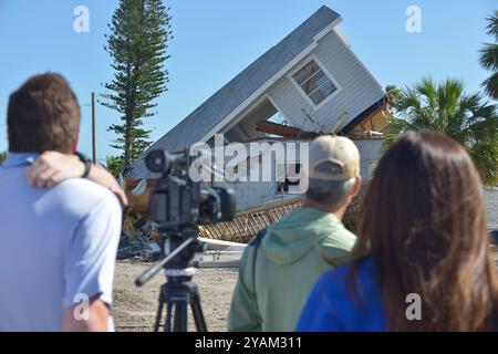 St Pete Beach, Floride, États-Unis. 13 octobre 2024. Les médias attendent l'arrivée du président américain Joe Biden après une visite des dégâts causés par l'ouragan Helene et Milton à St Pete Beach, en Floride. Biden s'est rendu dans la région car elle est confrontée à des ouragans consécutifs qui ont causé d'importants dégâts. Crédit : Mpi10/Media Punch/Alamy Live News Banque D'Images