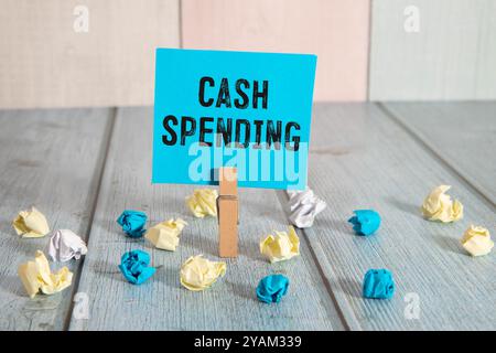 Le texte des dépenses en espèces est écrit sur un bloc-notes avec un stylo et un graphique Banque D'Images