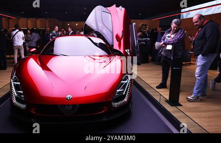 Paris, France. 14 octobre 2024. Les visiteurs visitent le salon de l'automobile de Paris 2024 à Paris, France, le 14 octobre 2024. Le salon de l'automobile de Paris 2024 a débuté lundi et devrait attirer 500 000 visiteurs au cours de ses sept jours. Crédit : Gao Jing/Xinhua/Alamy Live News Banque D'Images