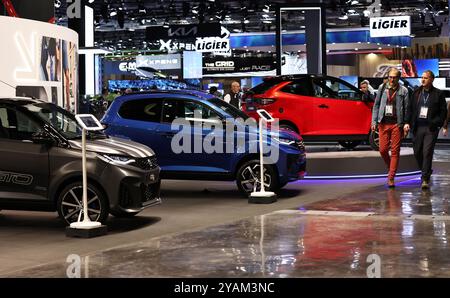 Paris, France. 14 octobre 2024. Les visiteurs visitent le salon de l'automobile de Paris 2024 à Paris, France, le 14 octobre 2024. Le salon de l'automobile de Paris 2024 a débuté lundi et devrait attirer 500 000 visiteurs au cours de ses sept jours. Crédit : Gao Jing/Xinhua/Alamy Live News Banque D'Images