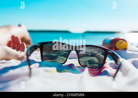 Lunettes de soleil à la plage. Concept de vacances à la plage. Banque D'Images