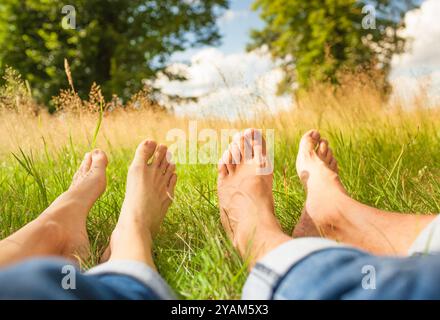 Couple de détente dans les prairies herbeuses. Banque D'Images