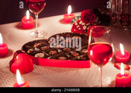 Cadre romantique de nuit de date avec boîte de roses de chocolat. Cadeau Saint-Valentin. Banque D'Images