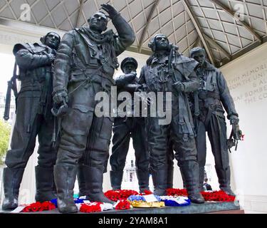 Les équipages du Bomber Command sculpture par Philip Jackson, le Monument commémoratif du Bomber Command de la RAF, Constitution Hill, Green Park, Londres, Angleterre. Banque D'Images