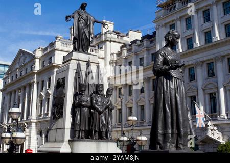 Les Gardes Et Les Statues Florence Nightingale, Mémorial De La Guerre De Crimée, Place Waterloo, St JameS', Cité De Westminster, Londres, Angleterre. Banque D'Images