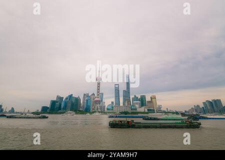 Shanghai, Chine - 30 décembre 2022 : vue grand angle du Bund sur le quartier des affaires de Pudong à Shanghai, Chine Banque D'Images