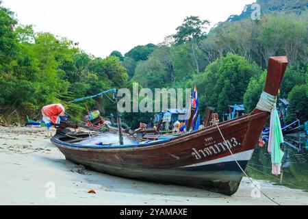 30 janvier 2020, Phuket, Thaïlande : bateaux à Patong Beach Phuket Thaïlande belle plage de sable blanc eaux bleu clair et turquoise et beau ciel bleu Banque D'Images