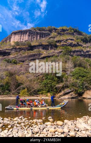 2 FÉVRIER 2022, FUJIAN, CHINE : rivage rocheux sur la rivière Nine Bend ou Jiuxi à Wuyishan ou région pittoresque du mont Wuyi à Wuyi en Chine dans la province du Fujian. Banque D'Images