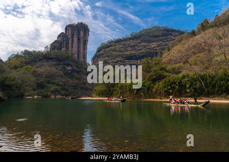 2 FÉVRIER 2022, FUJIAN, CHINE : Wuyishan Yufu Peak, Fujian, Chine. Image verticale avec espace de copie pour le texte, ciel bleu. Gros plan sur la montagne Danxia Banque D'Images