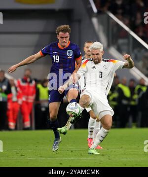 Munich, Allemagne. 14 octobre 2024. Robert Andrich (R) d'Allemagne affronte les Néerlandais Mats Wieffer lors du match de l'UEFA Nations League A opposant l'Allemagne aux pays-Bas à Munich, Allemagne, 14 octobre 2024. Crédit : Philippe Ruiz/Xinhua/Alamy Live News Banque D'Images