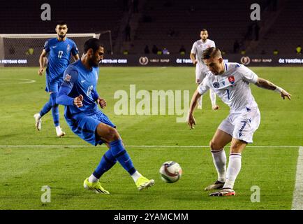 Bakou, Azerbaïdjan. 14 octobre 2024. Rahil Mammadov (avant l) de l'Azerbaïdjan affronte Tomas Suslov de Slovaquie lors du match de football UEFA Nations League 2024/25 League C Group C1 entre l'Azerbaïdjan et la Slovaquie à Bakou, Azerbaïdjan, 14 octobre 2024. Crédit : Tofik Babayev/Xinhua/Alamy Live News Banque D'Images