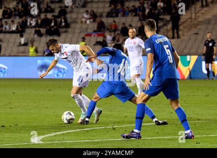 Bakou, Azerbaïdjan. 14 octobre 2024. Jeyhun Nuriyev (2e l) de l'Azerbaïdjan affronte Laszlo Benes (1er l) de Slovaquie lors du match de football UEFA Nations League 2024/25 League C Group C1 entre l'Azerbaïdjan et la Slovaquie à Bakou, Azerbaïdjan, 14 octobre 2024. Crédit : Tofik Babayev/Xinhua/Alamy Live News Banque D'Images