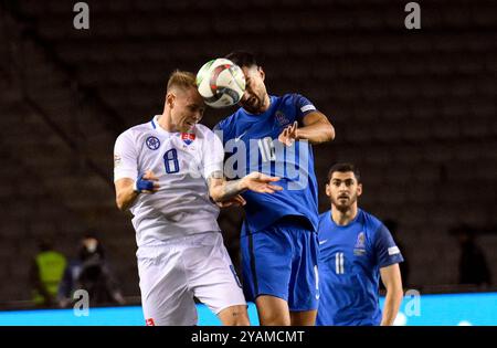 Bakou, Azerbaïdjan. 14 octobre 2024. Mahir Emreli (d), d'Azerbaïdjan, s'affronte pour une tête contre Ondrej Duda, de Slovaquie, lors du match de football UEFA Nations League 2024/25 League C Group C1 entre l'Azerbaïdjan et la Slovaquie à Bakou, Azerbaïdjan, 14 octobre 2024. Crédit : Tofik Babayev/Xinhua/Alamy Live News Banque D'Images