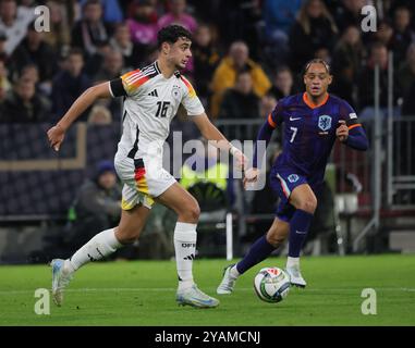 Munich, Allemagne. 14 octobre 2024. Aleksandar Pavlovic (à gauche), de l'Allemagne, perce le match de l'UEFA Nations League A entre l'Allemagne et les pays-Bas à Munich, Allemagne, 14 octobre 2024. Crédit : Philippe Ruiz/Xinhua/Alamy Live News Banque D'Images