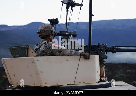 Soldats de l'armée américaine affectés au 100e bataillon, 442e régiment d'infanterie, objectif sécurisé Cardinal servant de force adverse sur les terrains d'entraînement de Pohakuloa pendant le JPMRC sur l'île d'Hawaï, 8 octobre 2024. Le joint Pacific multinational Readiness Center (JPMRC) est le plus récent centre d’entraînement au combat (CTC) de l’Armée de terre et génère une disponibilité opérationnelle dans les environnements et les conditions où nos forces sont les plus susceptibles d’opérer. JPMRC 25-01 souligne notre engagement envers le partenariat et un Indo-Pacifique libre et ouvert et comprend des participants à la formation de toute la Force interarmées des États-Unis et multinationales All Banque D'Images