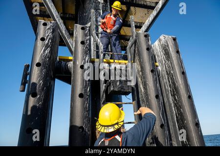 Une équipe d'aides à la navigation de la Garde côtière américaine a créé Petersburg Crew corrige les écarts causés par l'ouragan Milton près de Petersburg, Floride, le 14 octobre 2024. L'équipe a corrigé, noté et évalué les aides à la navigation dans la région. (Photos de la Garde côtière américaine par le maître de 2e classe Alejandro Rivera) Banque D'Images