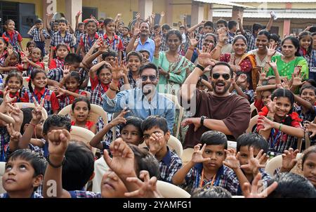 Mumbai, Inde. 14 octobre 2024. L'acteur de Bollywood Ajay Devgn et le réalisateur Rohit Shetty (c) posent pour une photo alors qu'ils font la promotion de leur prochain film 'Singham Again' lors de l'événement Swiggy tentant de remporter le titre de record du monde Guinness pour la plus grande livraison de Vada Pav (Indian Burger) à Mumbai. L'équipe de Swiggy a livré onze mille (11 000) Vada Pav (Burger indien) à travers la ville, créant un record du monde Guinness. Crédit : SOPA images Limited/Alamy Live News Banque D'Images