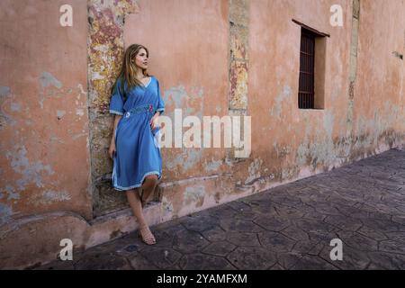 Un jeune voyageur époustouflant explore Telchec, les rues animées du Mexique, se prélassant dans une architecture colorée et des paysages à couper le souffle, capturant des p mémorables Banque D'Images