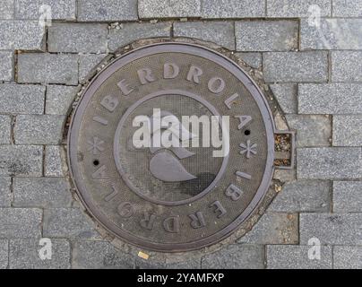 Couvercle de trou d'homme de Madrid dans une rue animée de Madrid, Espagne, Europe Banque D'Images