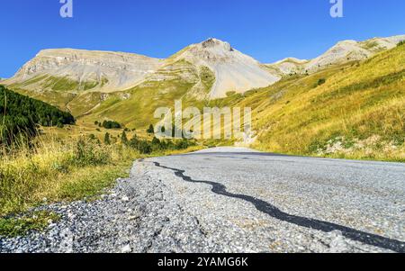 Route des grandes Alpes, vue sur route et montagnes au col du Col de Vars, départements Hautes-Alpes et Alpes-de-haute-Provence, Alpes, France, Europe Banque D'Images