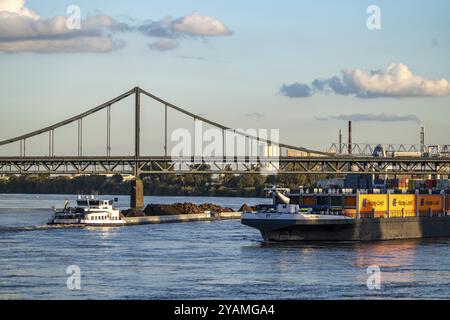 Cargo, cargo porte-conteneurs, pont Krefeld-Uerdingen sur le Rhin, près de Krefeld-Uerdingen, Rhénanie du Nord-Westphalie, Allemagne, Europe Banque D'Images