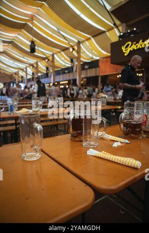 Mugs à bière vides sur une table dans un grand chapiteau lors d'une fête, Canstatter Wasen, Stuttgart, Allemagne, Europe Banque D'Images