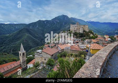 Castelvecchio di Rocca Barbena, Ligurie, Italie, Europe Banque D'Images