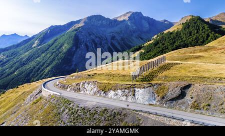 Route des grandes Alpes, vue aérienne de la route et des montagnes au col du Col de Vars, départements Hautes-Alpes et Alpes-de-haute-Provence, Alpes, France, Banque D'Images