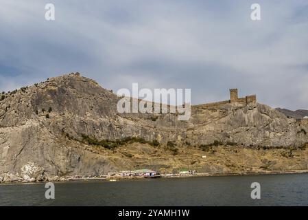 La forteresse de Gênes, vue de la mer sur la péninsule de Crimée. Sudak, Crimée, Ukraine, Europe Banque D'Images