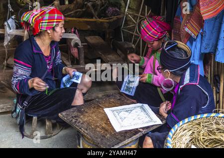 SAPA, VIETNAM, 16 NOVEMBRE : des femmes vietnamiennes du groupe minoritaire ethnique Hmong en tenue nationale fabriquent des souvenirs faits à la main le 16 novembre 2016 Banque D'Images