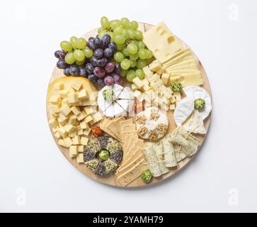 Variation de plateau de fromage sur fond blanc Banque D'Images