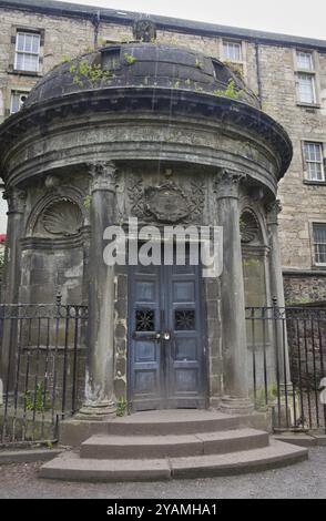 Greyfriars Kirkyard est le cimetière autour de Greyfriars Kirk à Édimbourg. Il est situé à l'extrémité sud du centre-ville historique. Banque D'Images