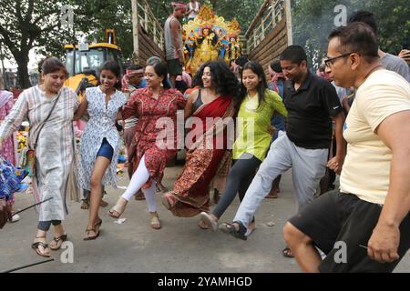 Non exclusif : les femmes dansent avec Dhunachi pendant la procession d'immersion de l'idole de la déesse Durga marquant le dernier jour du festival Durga Puja Banque D'Images