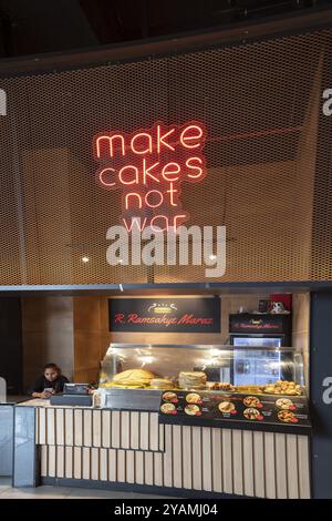 Slogan faire gâteau pas la guerre, faire gâteau et pas la guerre, aire de nourriture, salle de nourriture, restaurants, Tribeca Mall, centre commercial, immense, gigantesque, moderne, OCE indien Banque D'Images