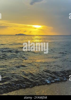 Vue imprenable sur la mer de Chine méridionale depuis la baie de Sanya à Sanya, Hainan, Chine, Asie Banque D'Images